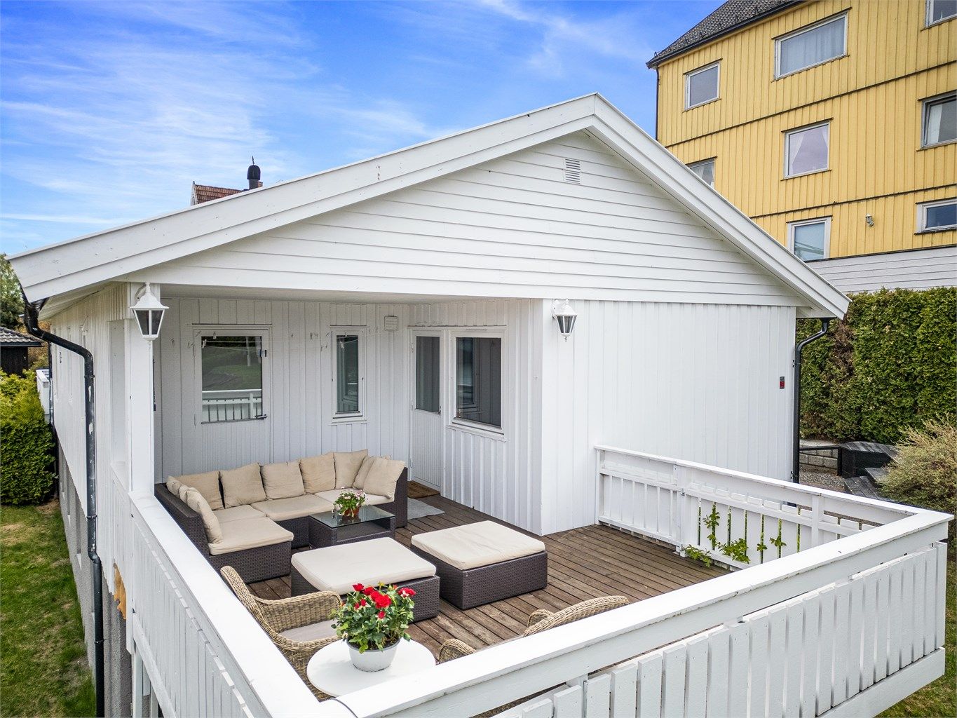 Boligen har to flotte terrasser, en på hver side av huset