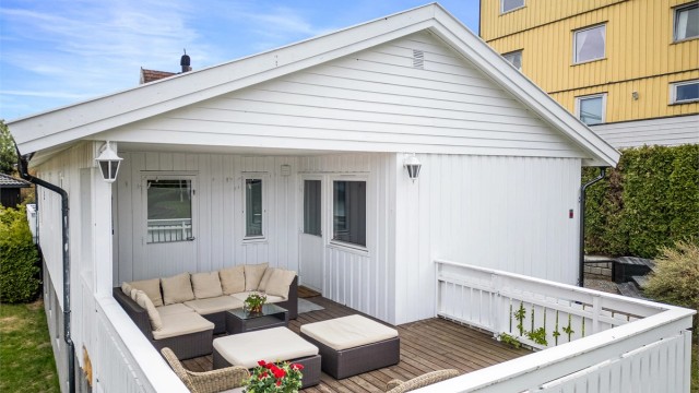 Boligen har to flotte terrasser, en på hver side av huset