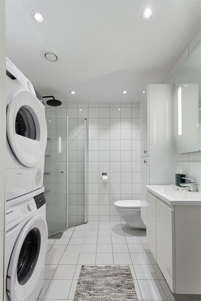 Flislagt bad med gulvvarme og downlights i himlingen. Innredet med vegghengt servantskap med nedfelt servant. Opplegg for vaskemaskin.