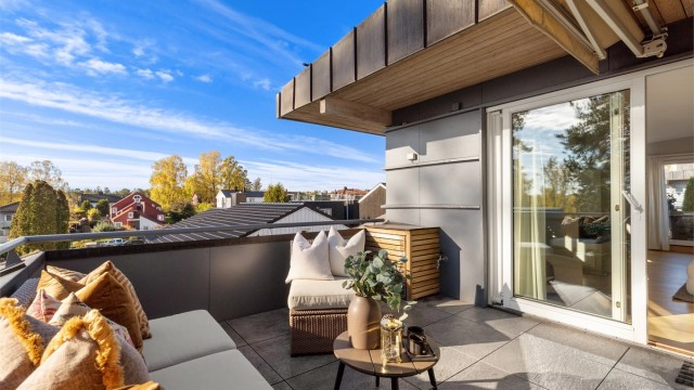 Terrassen har markise, utebelysning og stikkontakter, samt utekran