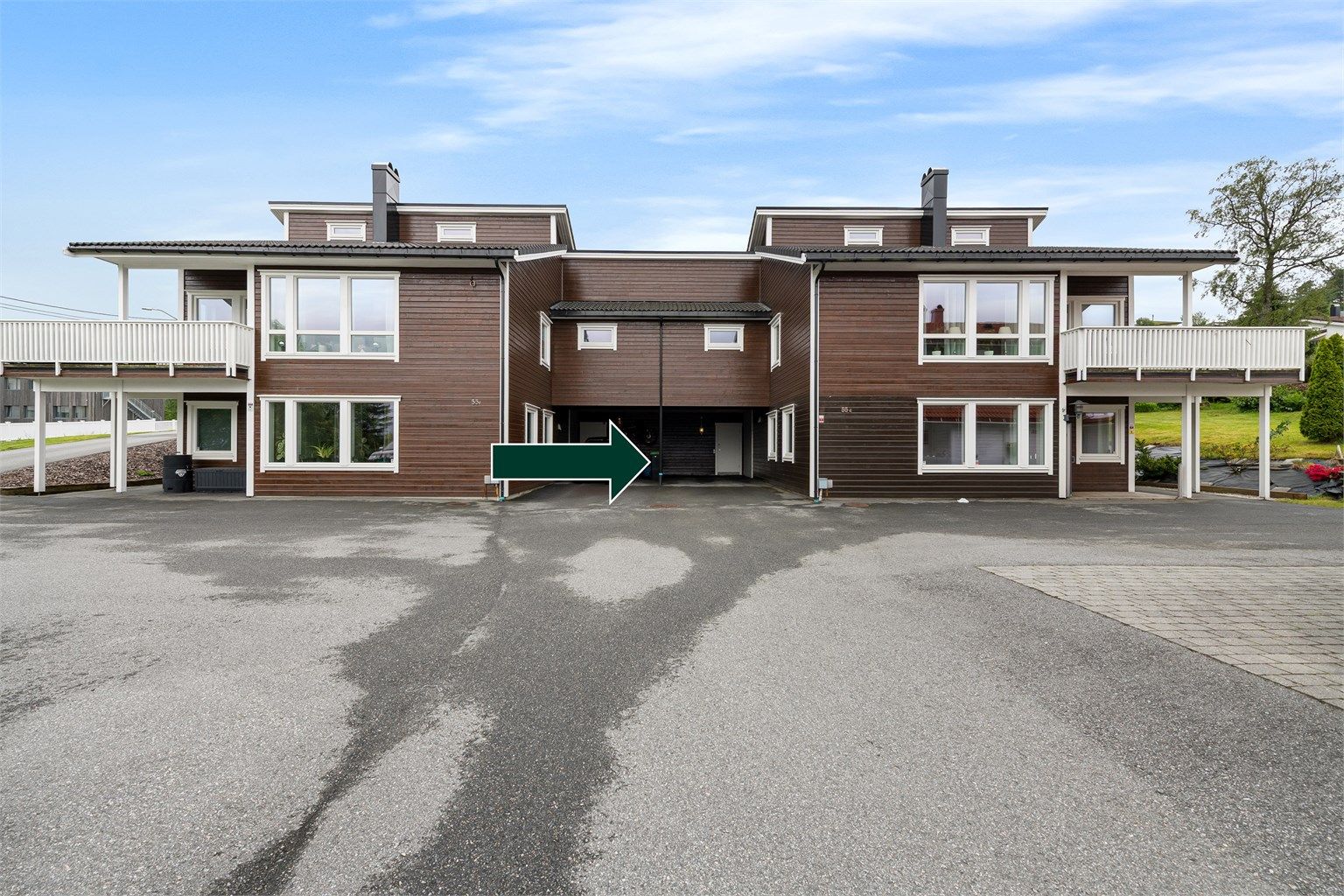 Boligen har egen carport som gir trygg og snøfri parkering. I bakkant av carporten ligger en bod på 5 kvm