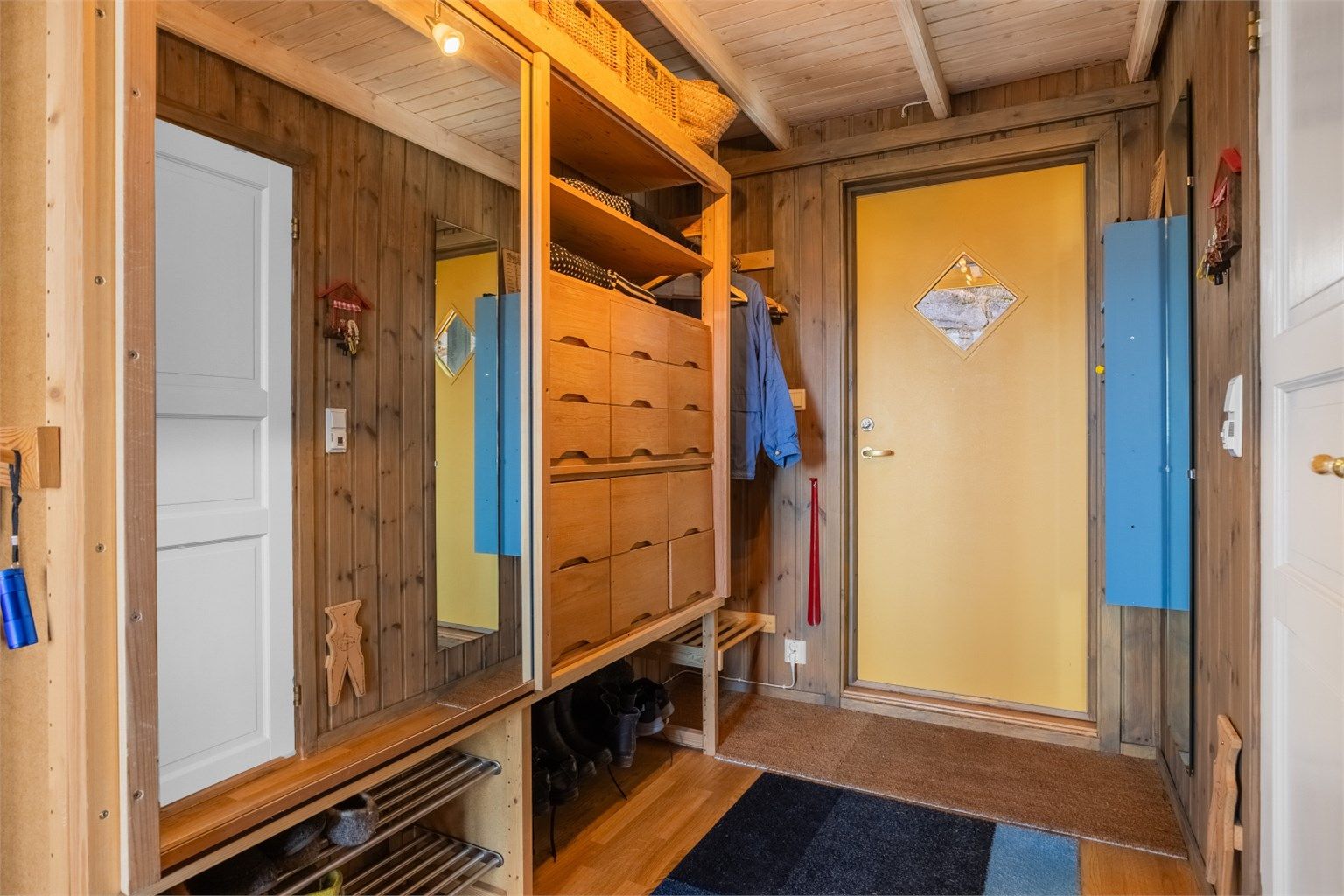 Velkommen inn! Romslig entré med god plass til oppbevaring av yttertøy og sko. I tillegg har boligen en praktisk bod på 2 kvm med ytterligere lagringsmuligheter. 