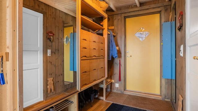 Velkommen inn! Romslig entré med god plass til oppbevaring av yttertøy og sko. I tillegg har boligen en praktisk bod på 2 kvm med ytterligere lagringsmuligheter.