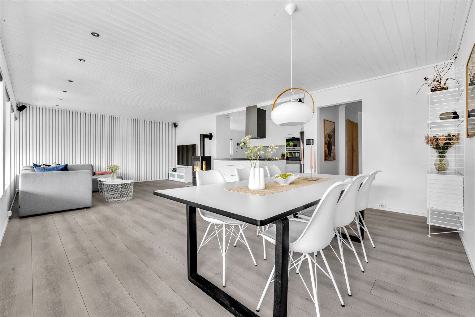 Med varmefolie i gulvet både i stuen og på kjøkkenet, kombinert med en peis, blir rommet fylt med en behagelig varme og atmosfære.