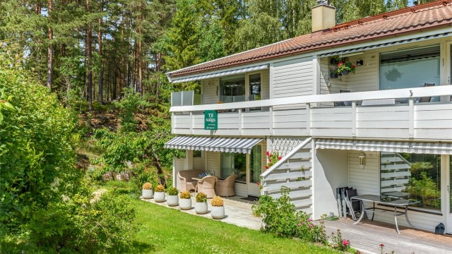 Velkommen til Tonefaret 23! En lys og fin hjørneleilighet med balkong i 2.etg med trappefri adkomst for deg over 50 år