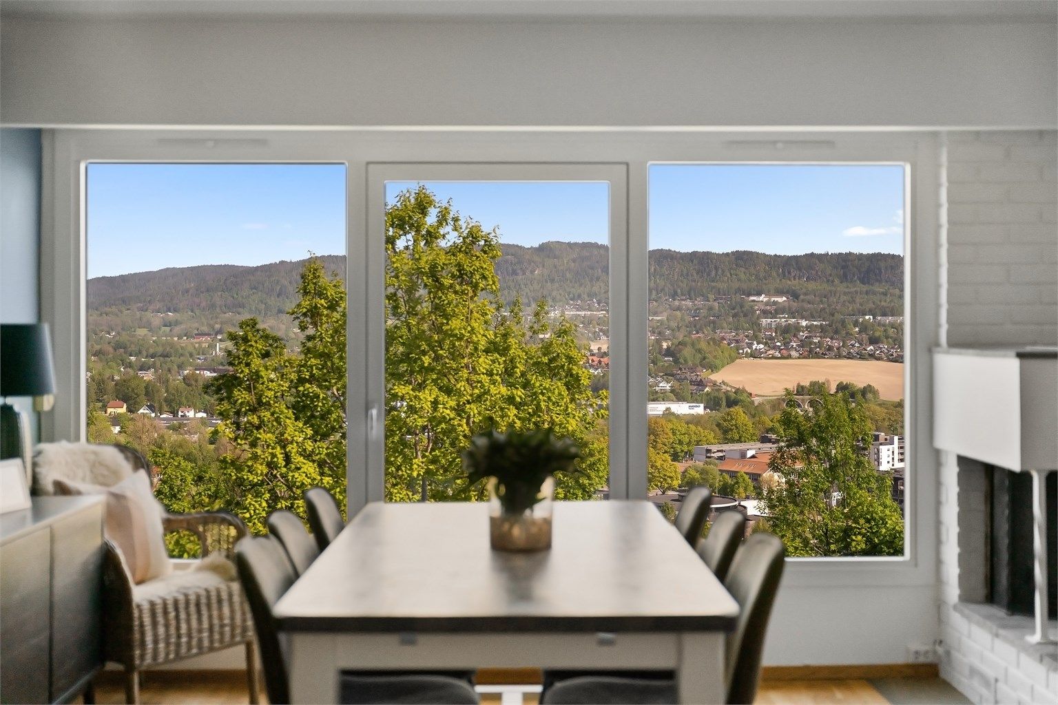 Boligen går over 2 plan og har en familievennlig og god planløsning