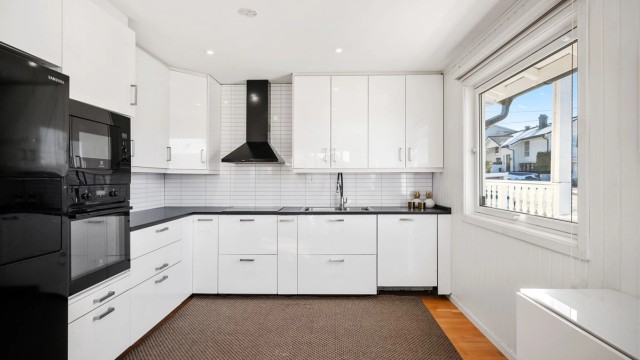 Kjøkkeninnredning fra IKEA med slette fronter fra 2014. Foto: Mats Even Omberg