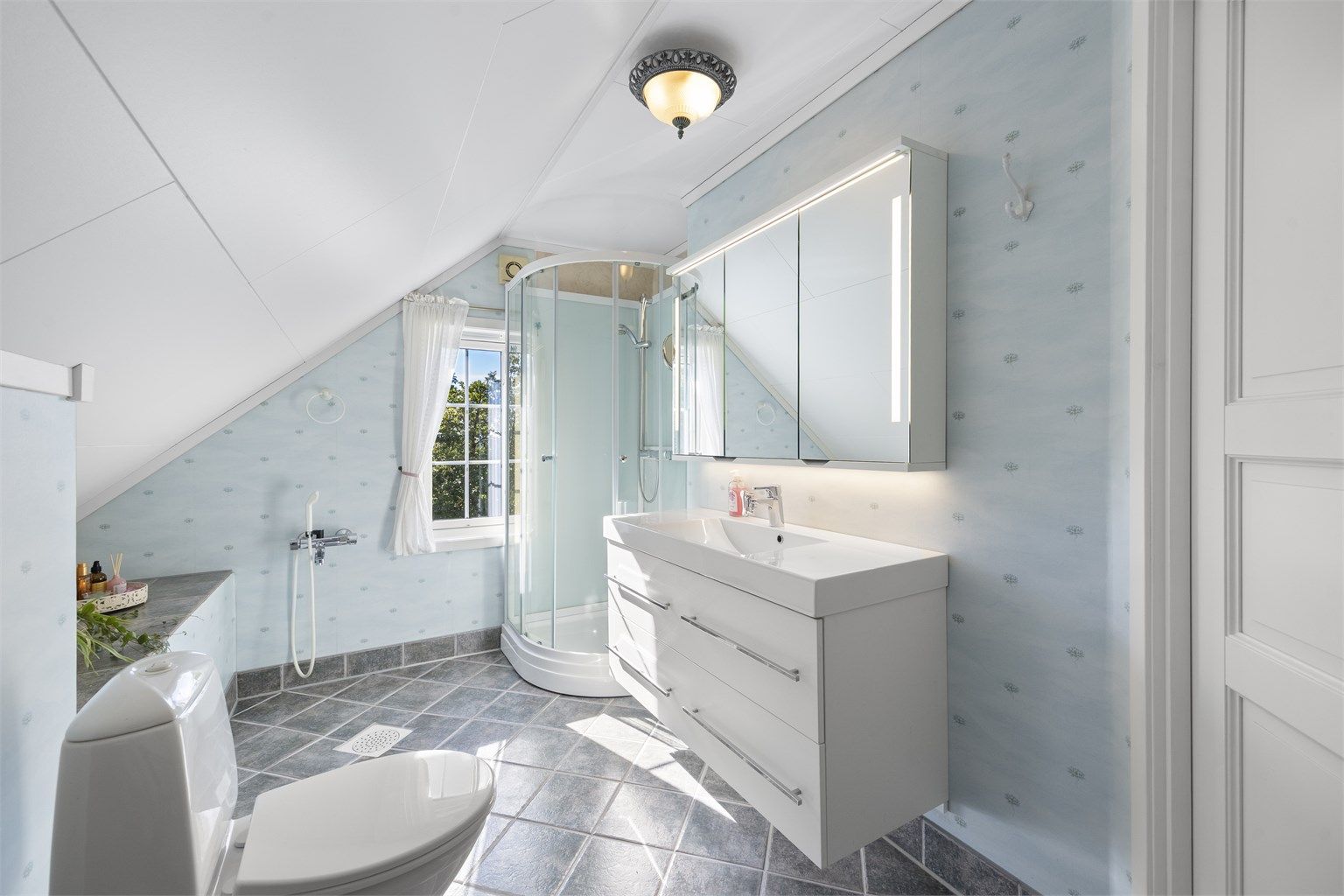Baderom på loftet med mulighet til badekar.