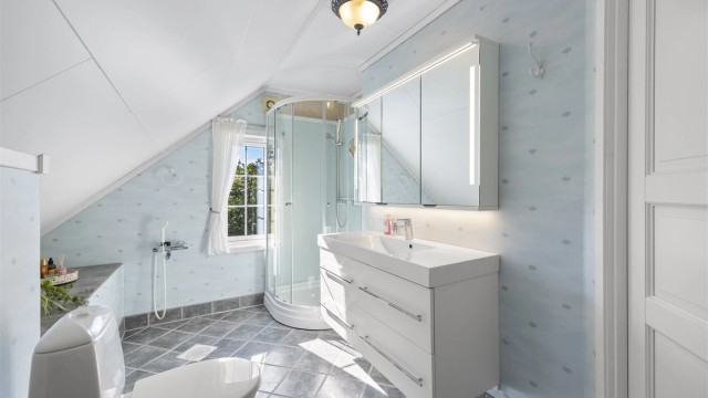 Baderom på loftet med mulighet til badekar.