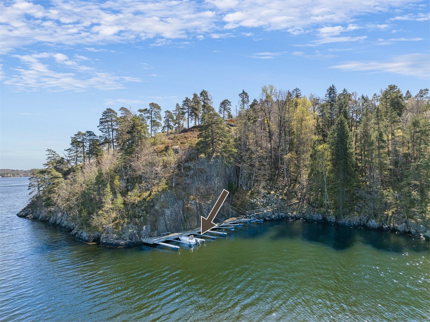 Bryggeanlegget ligger skjermet til, ca. 200 meter fra hytta.