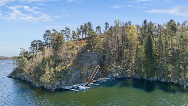 Bryggeanlegget ligger skjermet til, ca. 200 meter fra hytta.