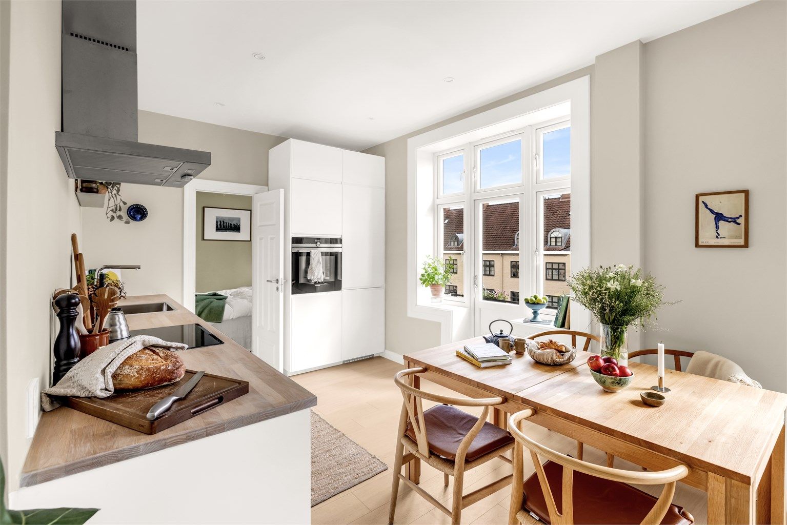 Her får du en lys og sjarmerende leilighet med en sosial og smart planløsning. Foto: Bjørnar Solberg. 