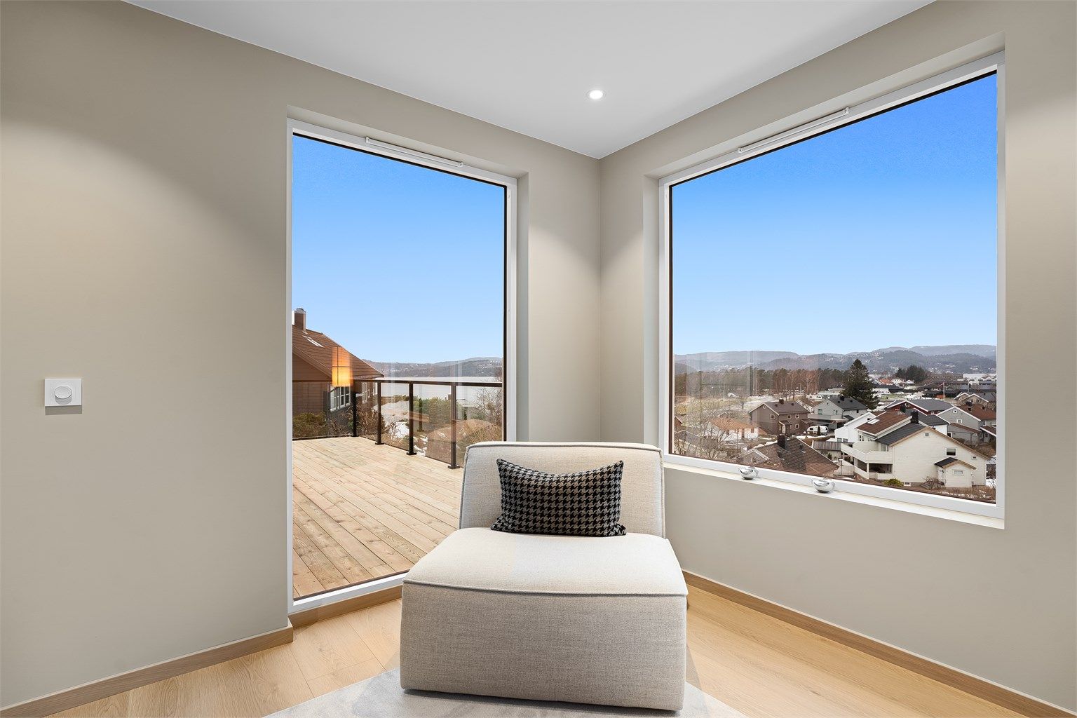 Utsikten mot sjøen fra stuen