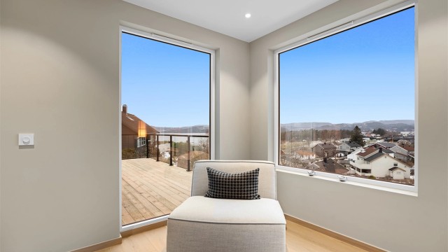 Utsikten mot sjøen fra stuen