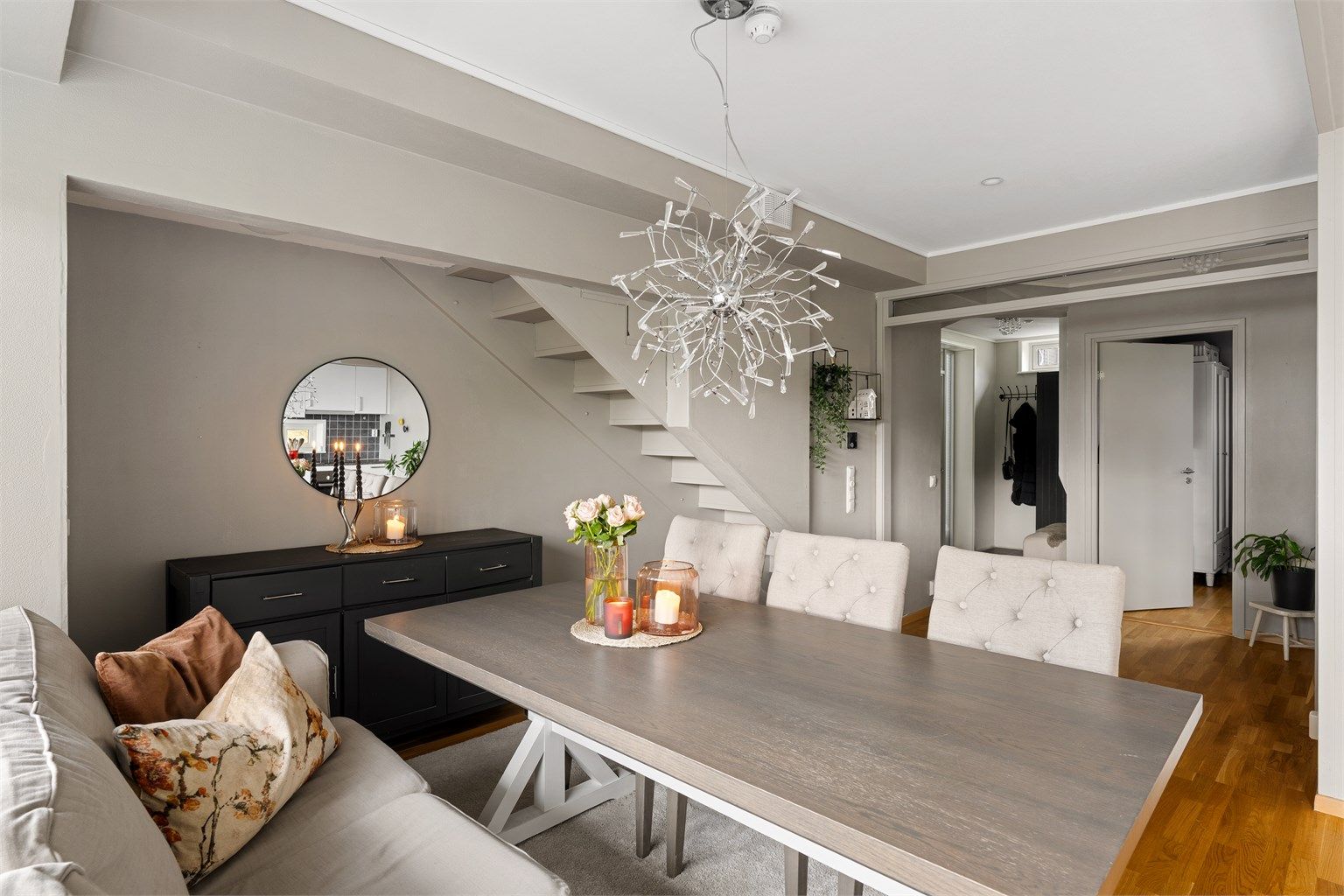 Leiligheten går over to plan og holder en god standard med smarte og tidsriktige løsninger.