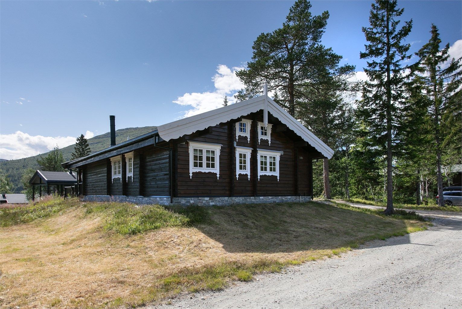 Tradisjonell laftehytte med klassiske detaljer.