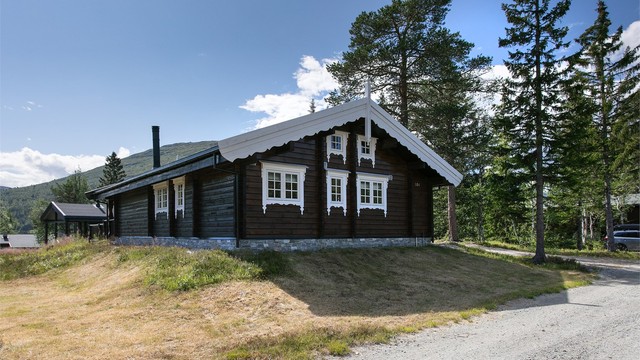 Tradisjonell laftehytte med klassiske detaljer.