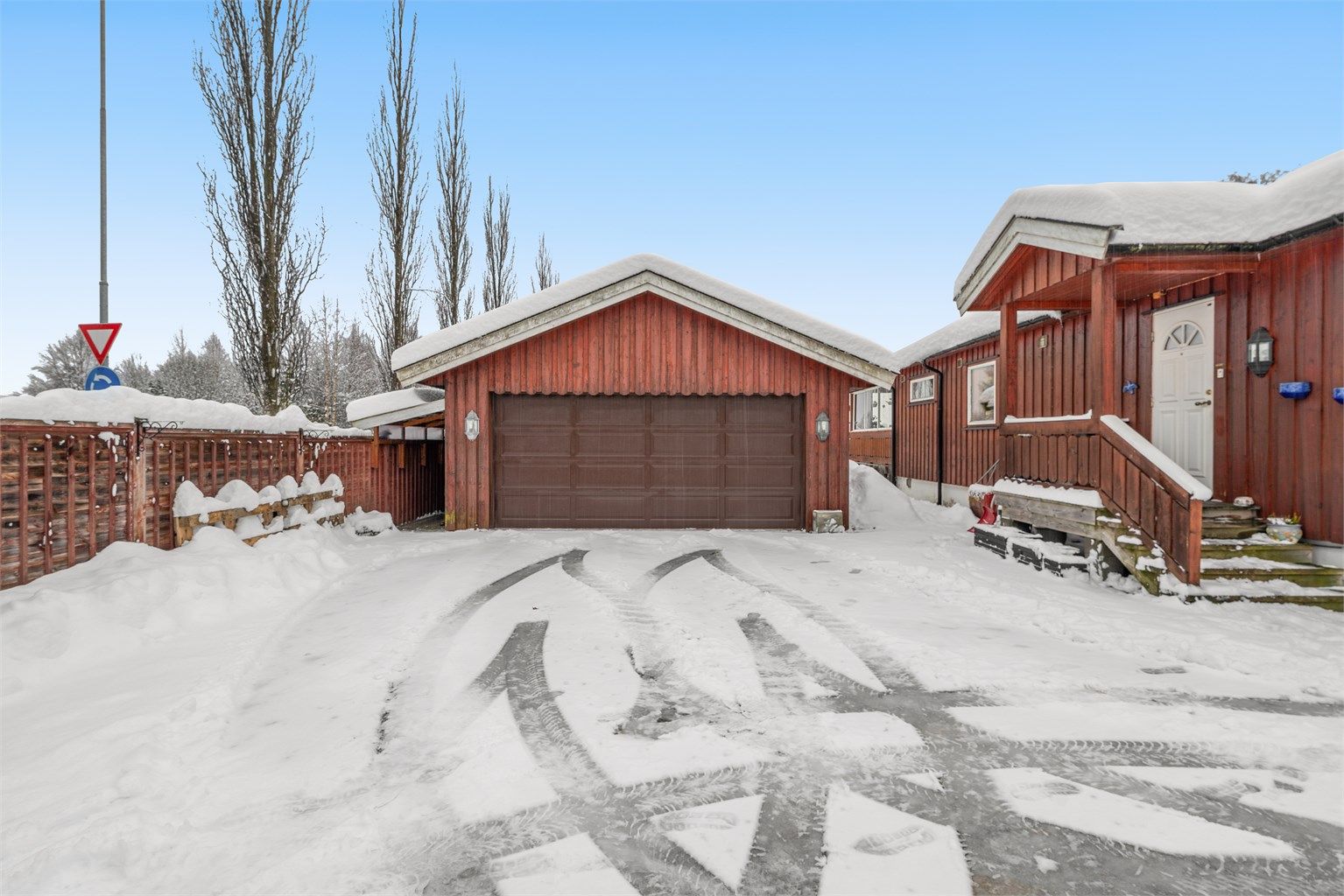 Eiendommen ligger sentralt til i Maura. Parkering i dobbeltgarasje.