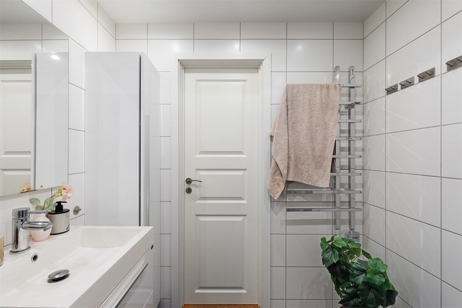 Badet har gulvvarme og er utstyrt med dusjnisje, servant med underskap, speil, høyskap, opplegg for vaskesøyle og håndkletørker samt knagger