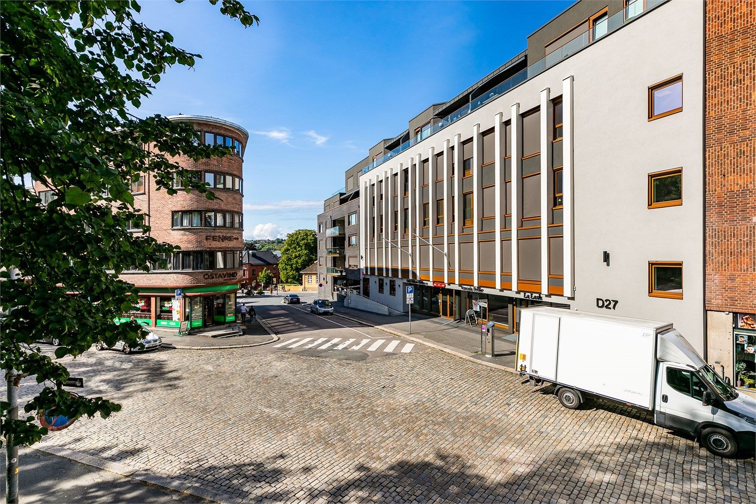 I Dronningens gate 27 bor du svært sentralt - midt i byen. Leiligheten inngår i tredje etasje, i god avstand til gatenivået.