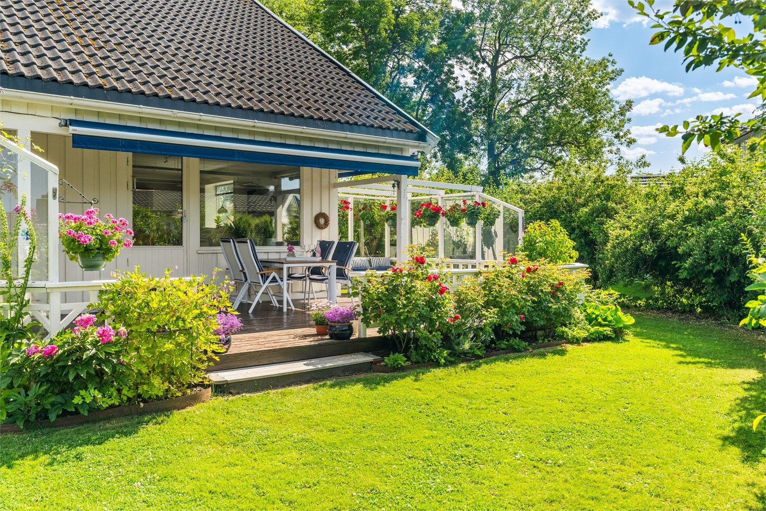 Fra stuen har man direkte utgang til en pent opparbeidet terrasse og hage.