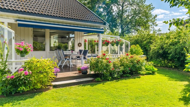 Fra stuen har man direkte utgang til en pent opparbeidet terrasse og hage.