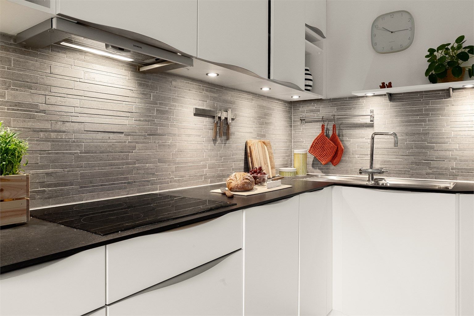 Laminatbenkeplate med nedfelt vaskekum og er enkel å vedlikeholde.