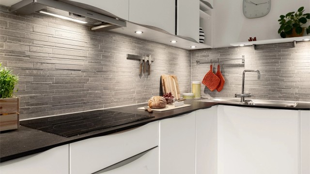 Laminatbenkeplate med nedfelt vaskekum og er enkel å vedlikeholde.