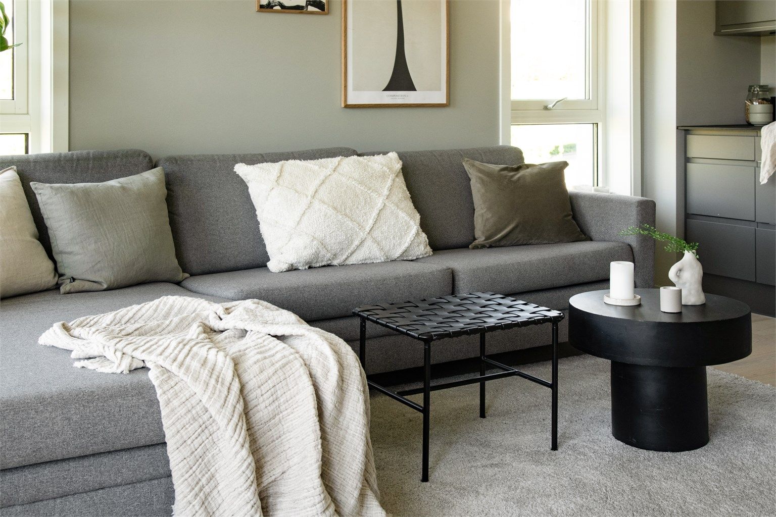 I stuen er det god plass til sofa, salongbord, TV/TV-benk, sittegruppe, oppbevaringsmøblement m.m. 
