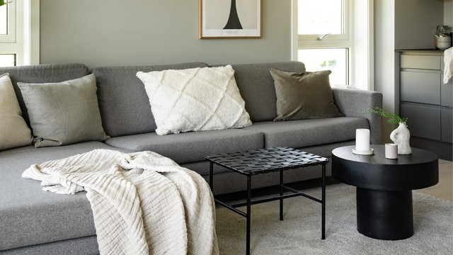 I stuen er det god plass til sofa, salongbord, TV/TV-benk, sittegruppe, oppbevaringsmøblement m.m.