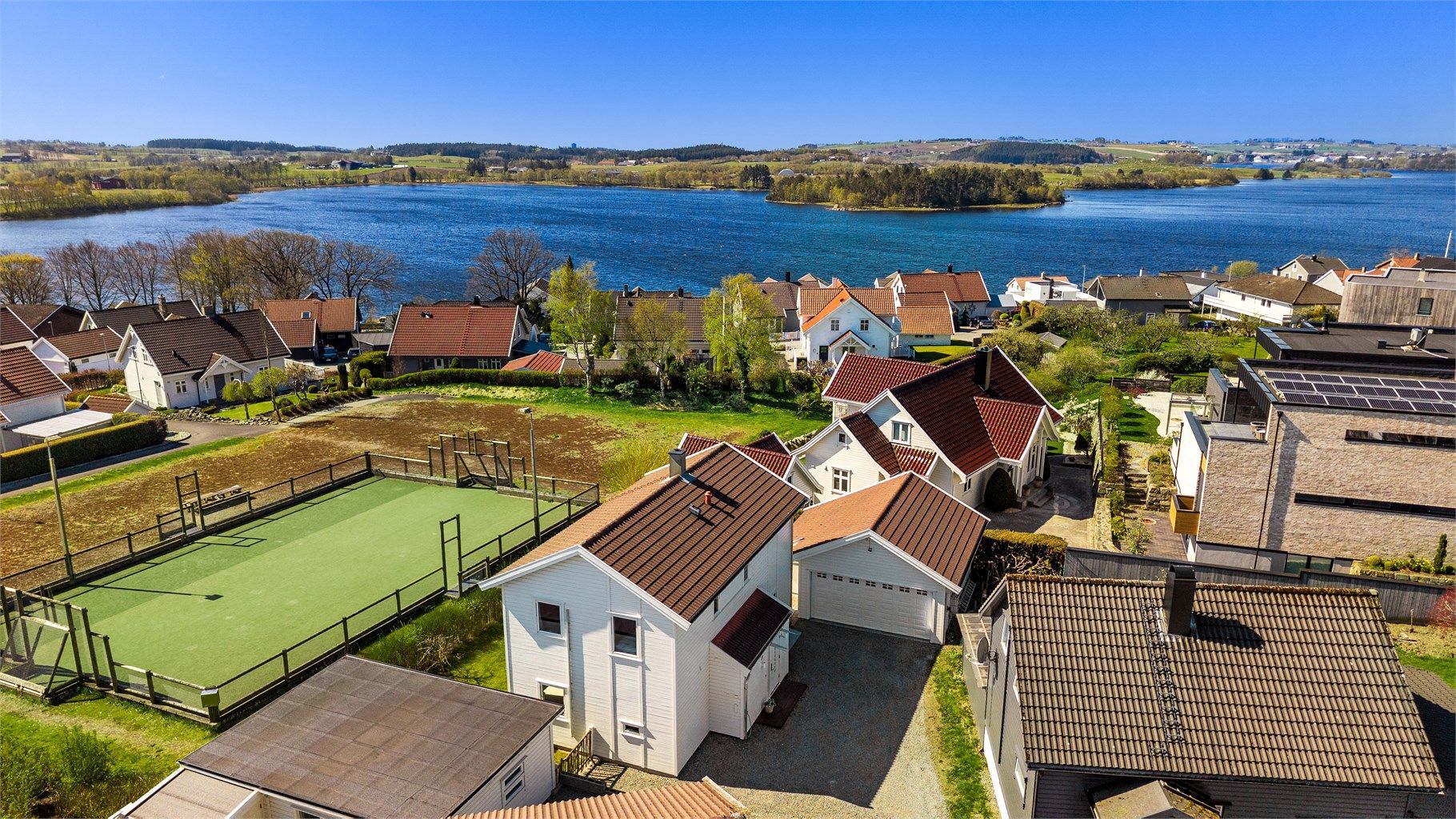 Eiendommen ligger veldig kjekt til. Den er helt tilbaketrukket fra vei, med koselig balløkke foran. Det er heller ikke langt ned til vakre Frøylandsvatnet og de turmuligheter dette gir brukerne.

Foto: Utebilder - Brian Engen