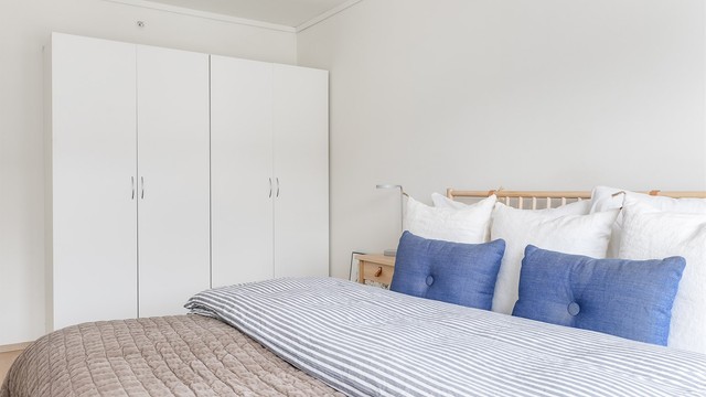 Garderobeskap medfølger. Bakveggen er alternativt også velegnet for en smart skyvedørsgarderobe.