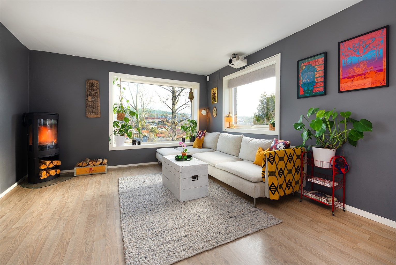 Det foreligger ikke dokumentasjon på fasadeendring ved innsetting av større vindu i kommunen og tiltakets lovlighet kan ikke dokumenteres