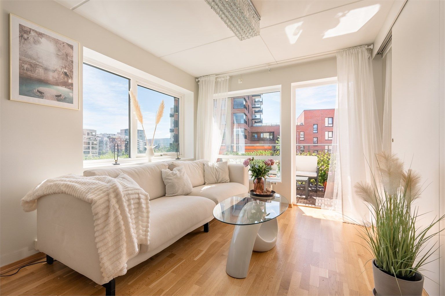 Dette er en lys og svært trivelig leilighet med store vindusflater som gir rikelig med naturlig lys og en luftig romfølelse. Foto: Gutt Foto