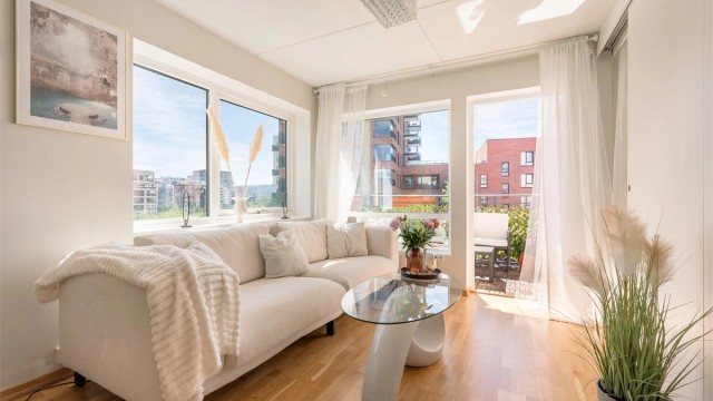 Sindre Nyhus v/ Krogsveen Løren presenterer en flott og arealeffektiv 2-roms på flotte Løren! Foto: Gutt Foto