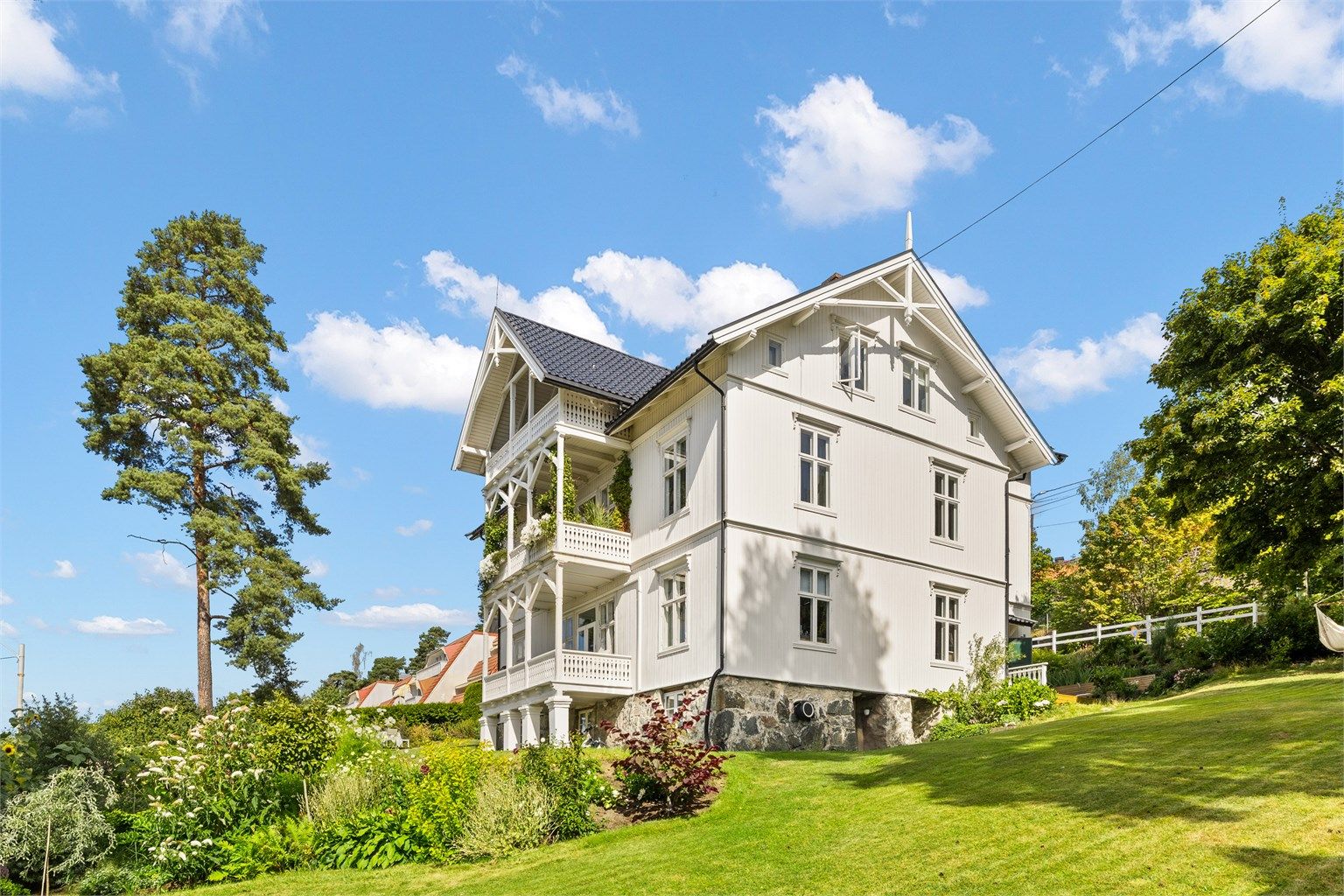 Velkommen til Nordstrand Terrasse 47 - Lys og romslig toppleilighet i Villa Sofiero. Elegant og innbydende med spektakulær fjordutsikt og egen parkeringsplass.