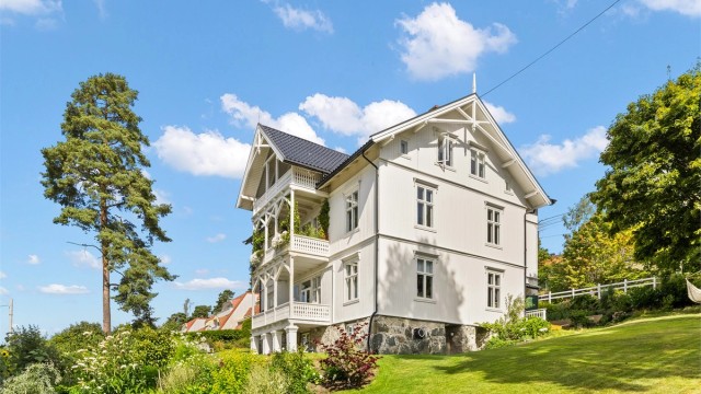 Velkommen til Nordstrand Terrasse 47 - Lys og romslig toppleilighet i Villa Sofiero. Elegant og innbydende med spektakulær fjordutsikt og egen parkeringsplass.