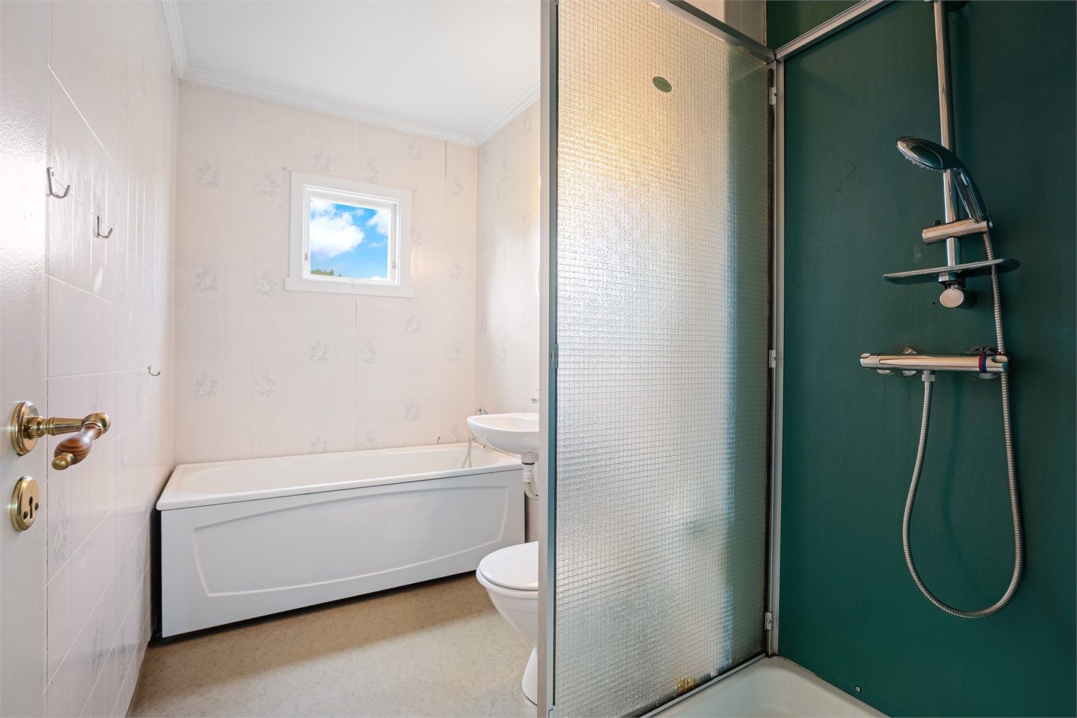 Praktisk med både dusj og badekar 
