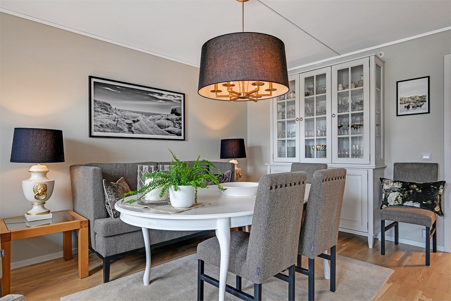 Leiligheten fremstår som tiltalende og nesten «som ny», med gjennomførte materialvalg, tidsriktige farger og en helhetlig stil som gir et delikat og innbydende førsteinntrykk.