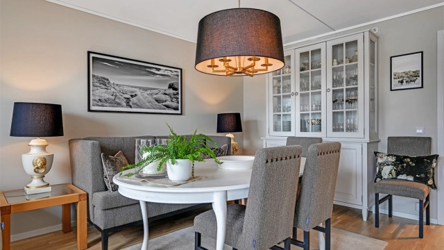 Leiligheten fremstår som tiltalende og nesten «som ny», med gjennomførte materialvalg, tidsriktige farger og en helhetlig stil som gir et delikat og innbydende førsteinntrykk.