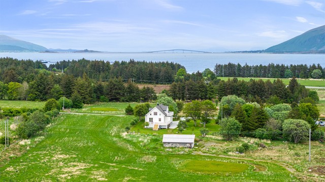 Fra eiendommen er det ca. 4 minutter med bil til Ålesund Lufthavn Vigra.