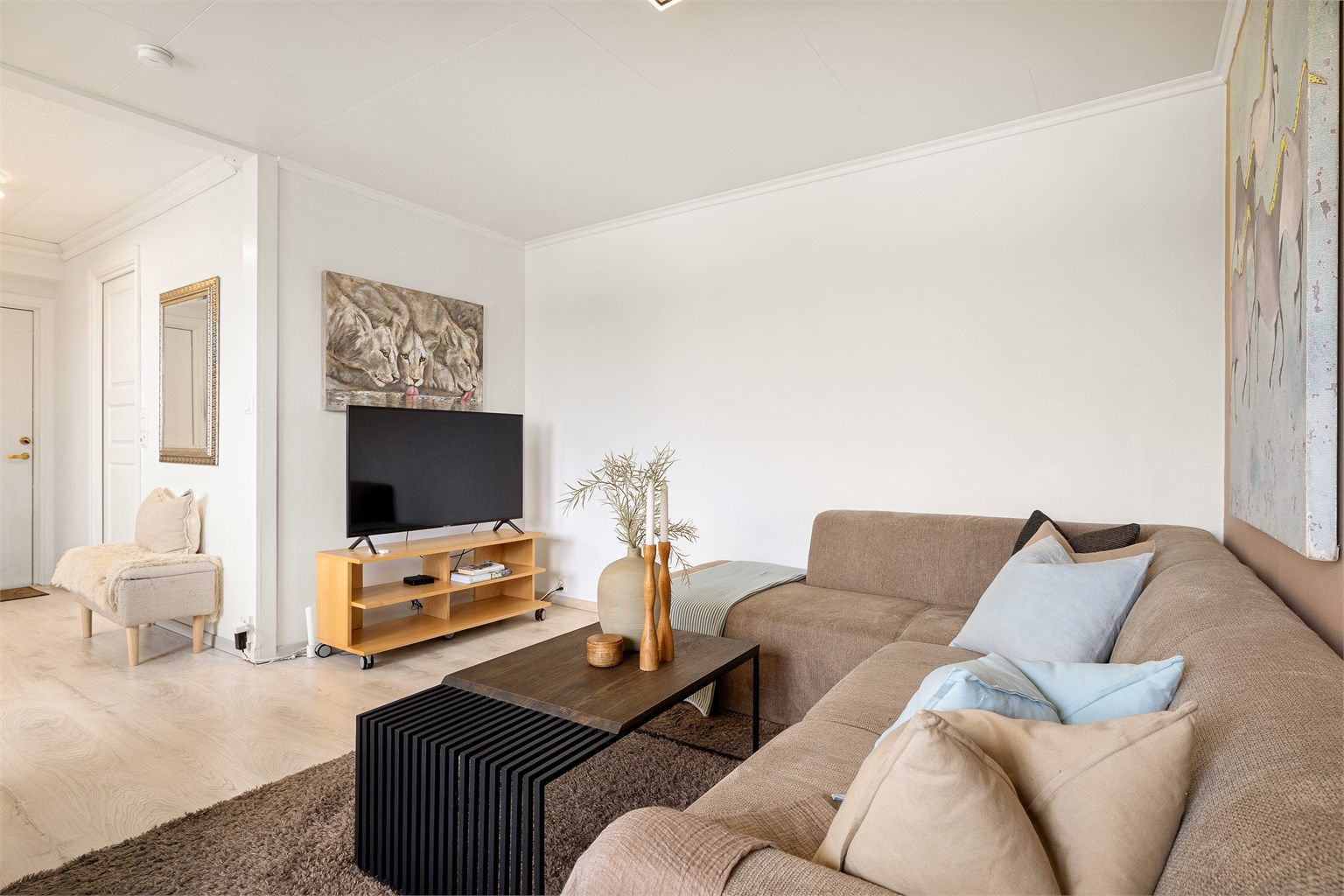 I stuen er det plass til sofagruppe, spisebord og ønsket møblement.