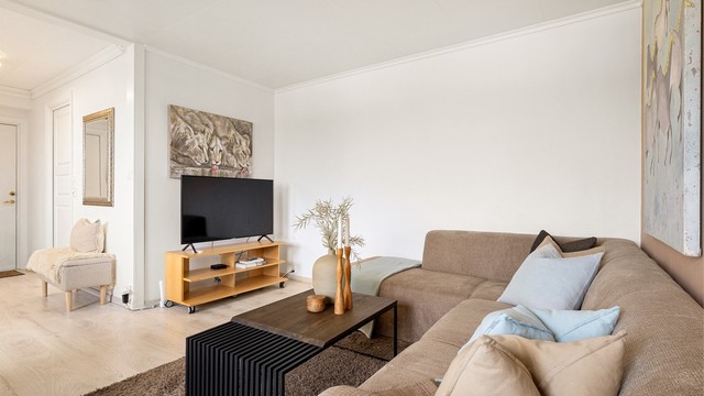 I stuen er det plass til sofagruppe, spisebord og ønsket møblement.