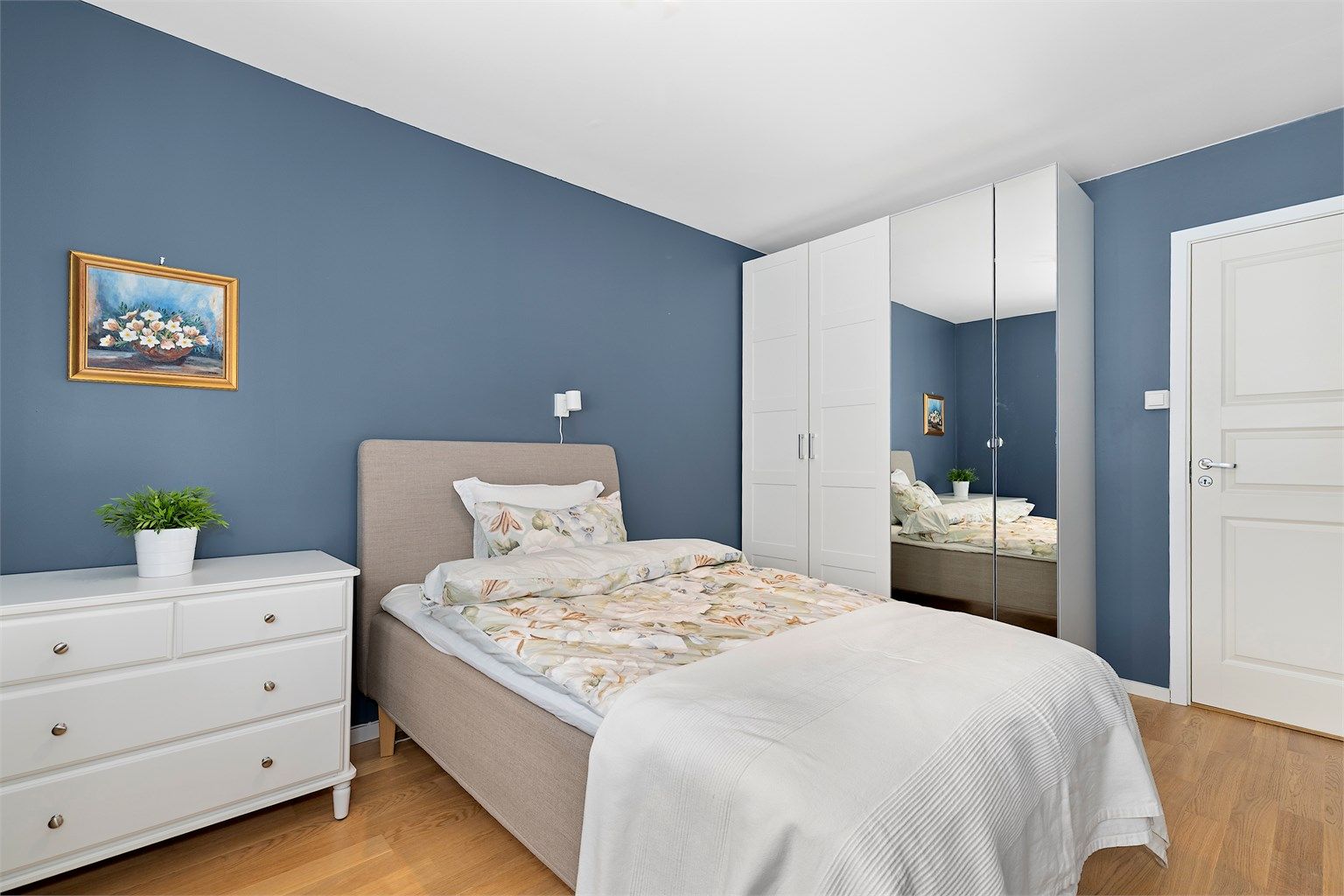 Rommet har parkett på gulvet og gode oppbevarings muligheter.