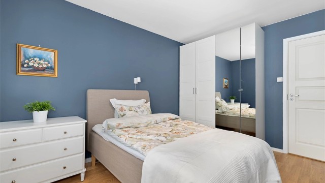 Rommet har parkett på gulvet og gode oppbevarings muligheter.