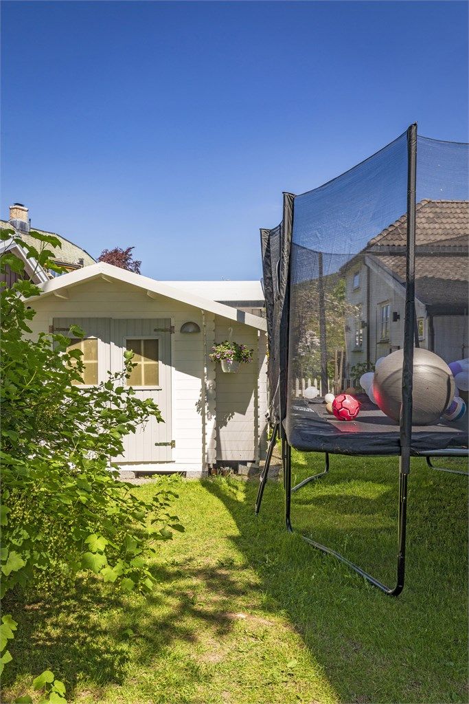 På seksjonens del av hagen er det plass til trampoline og det er oppført en utebod. Utebod er ikke byggemeldt, se pkt. ferdigattest