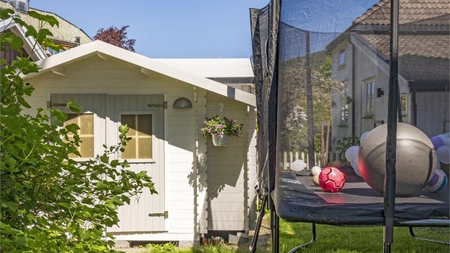 På seksjonens del av hagen er det plass til trampoline og det er oppført en utebod. Utebod er ikke byggemeldt, se pkt. ferdigattest
