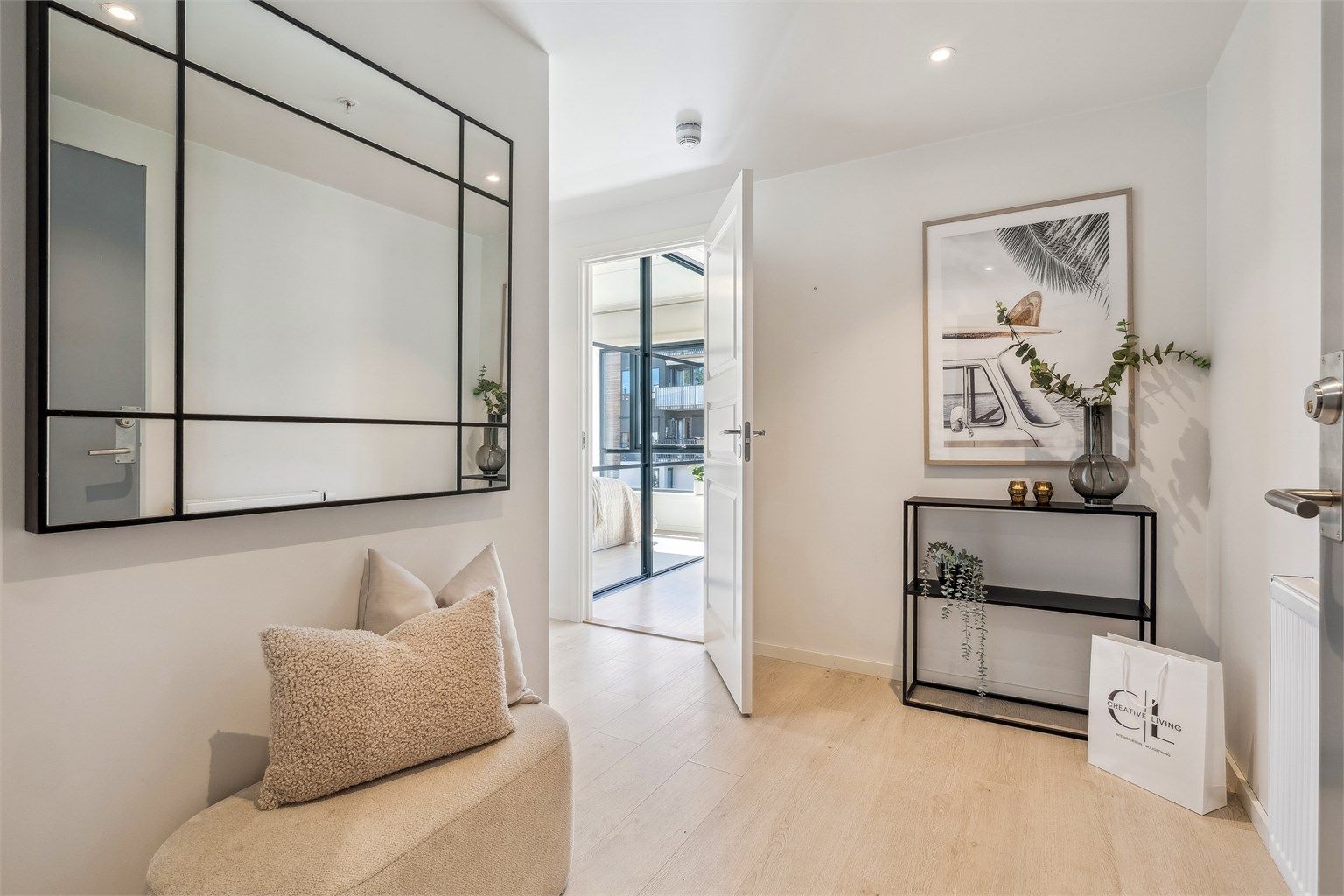 Velkommen inn i en lys entré med god plass til å henge fra seg yttertøy og sko