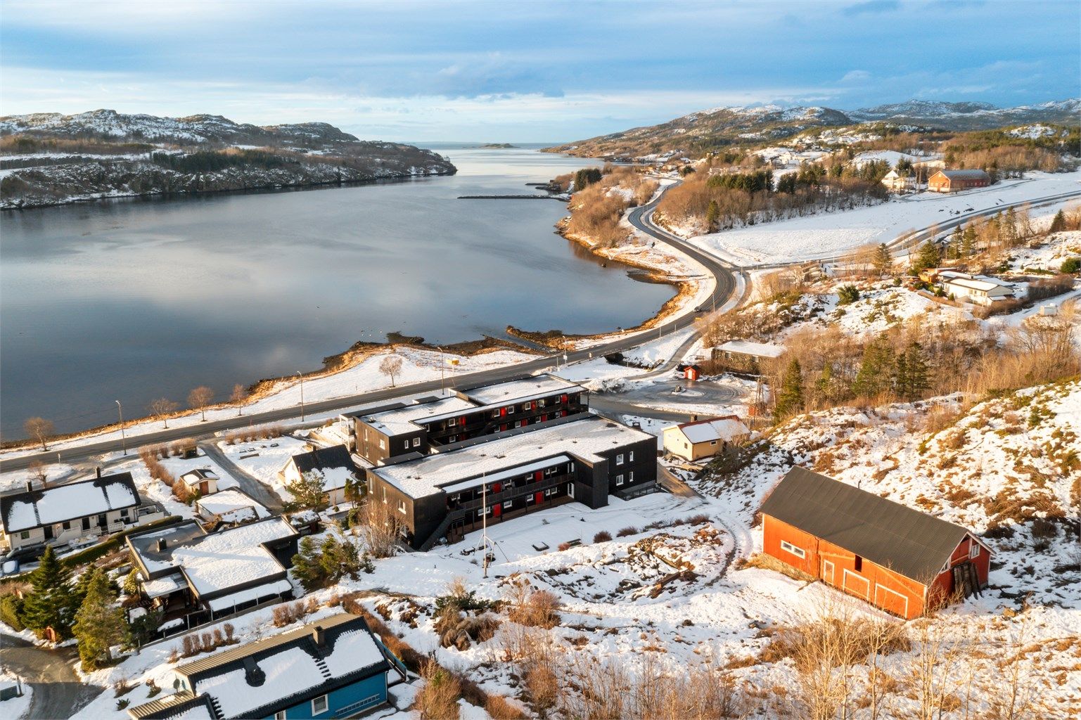 De fleste daglige ærender kan gjøres på få minutter, med både Kiwi og Coop Extra innen 8–10 minutters gange unna, og ytterligere servicetilbud på Libra Kjøpesenter rundt et kvarter med bil unna. 