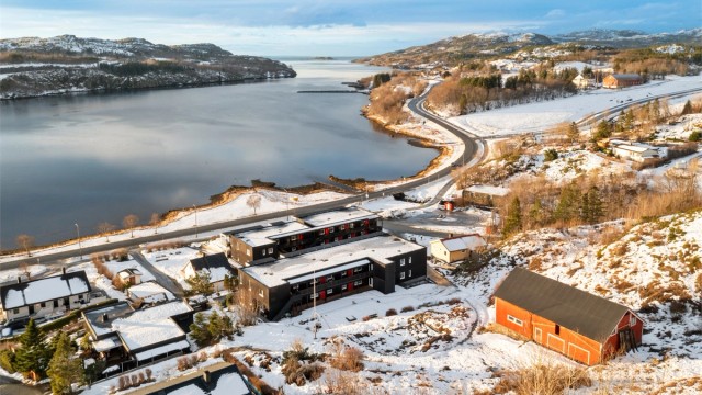 De fleste daglige ærender kan gjøres på få minutter, med både Kiwi og Coop Extra innen 8–10 minutters gange unna, og ytterligere servicetilbud på Libra Kjøpesenter rundt et kvarter med bil unna.